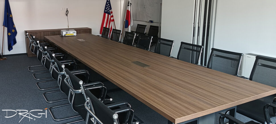 Заседателна маса Зора